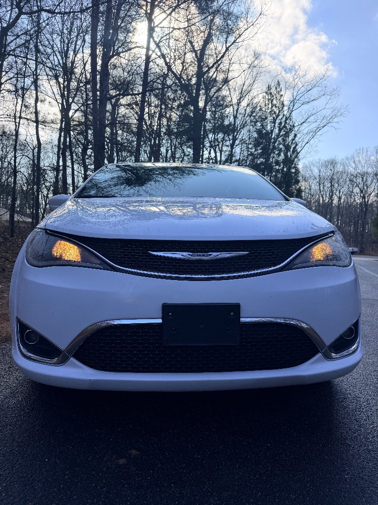 2019 Chrysler Pacifica Touring L's photo